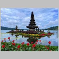 Indonesia, Bratan, Bali, Pura Ulun Danu Bratan, a balinese hindu temple, photo LukeTriton, Wikipedia.jpg